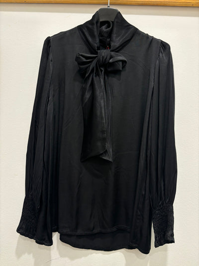 BLUSA LAZO NEGRA